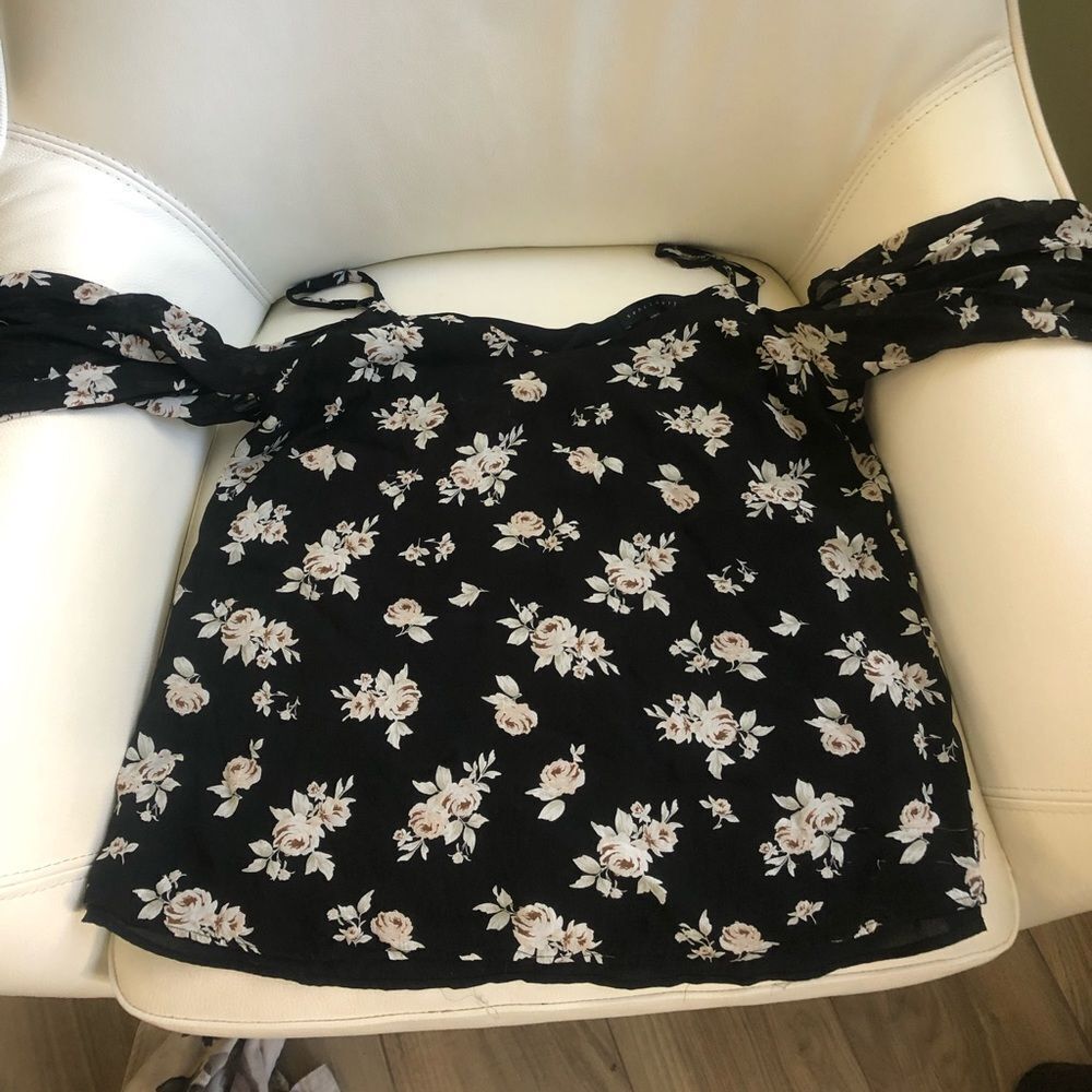 Sanctuary clothing cold shoulder top